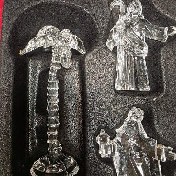 Crystal Plastic Nativity Figurine Set - Picture 2 of 7